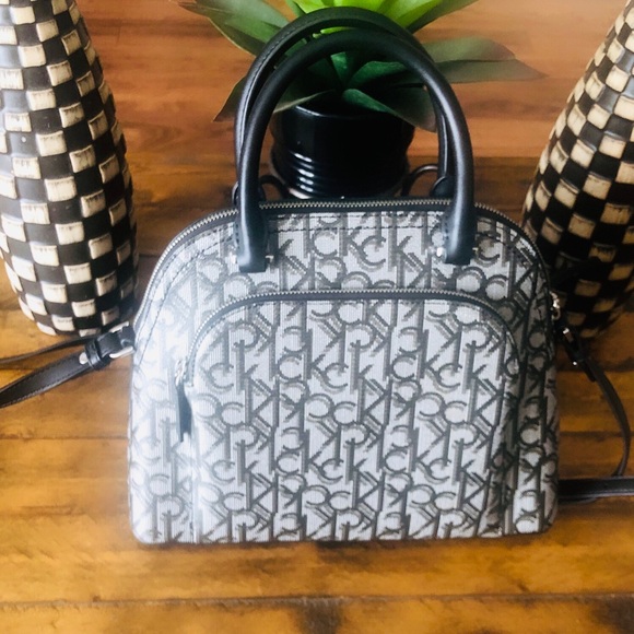 Calvin Klein - Picture 2 of 3